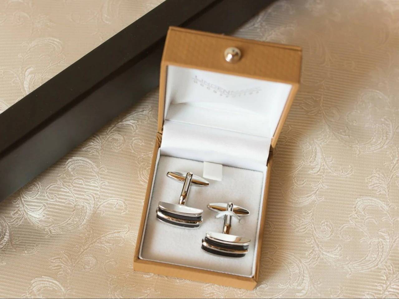 How to Find Cool Cufflinks for a Party